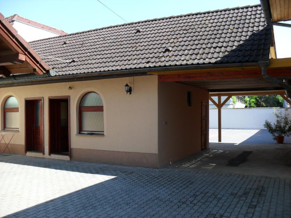 Oazis Apartman Harkány Buitenkant foto