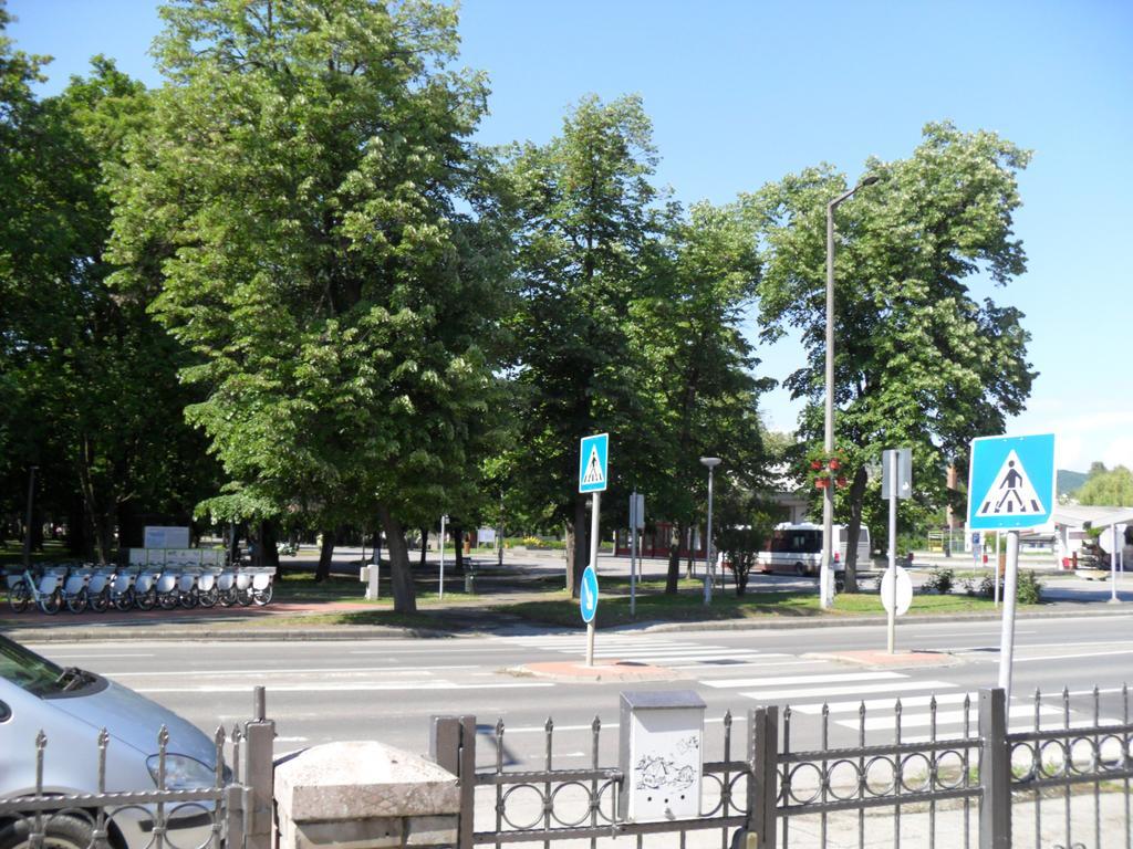 Oazis Apartman Harkány Buitenkant foto