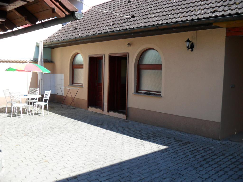 Oazis Apartman Harkány Buitenkant foto