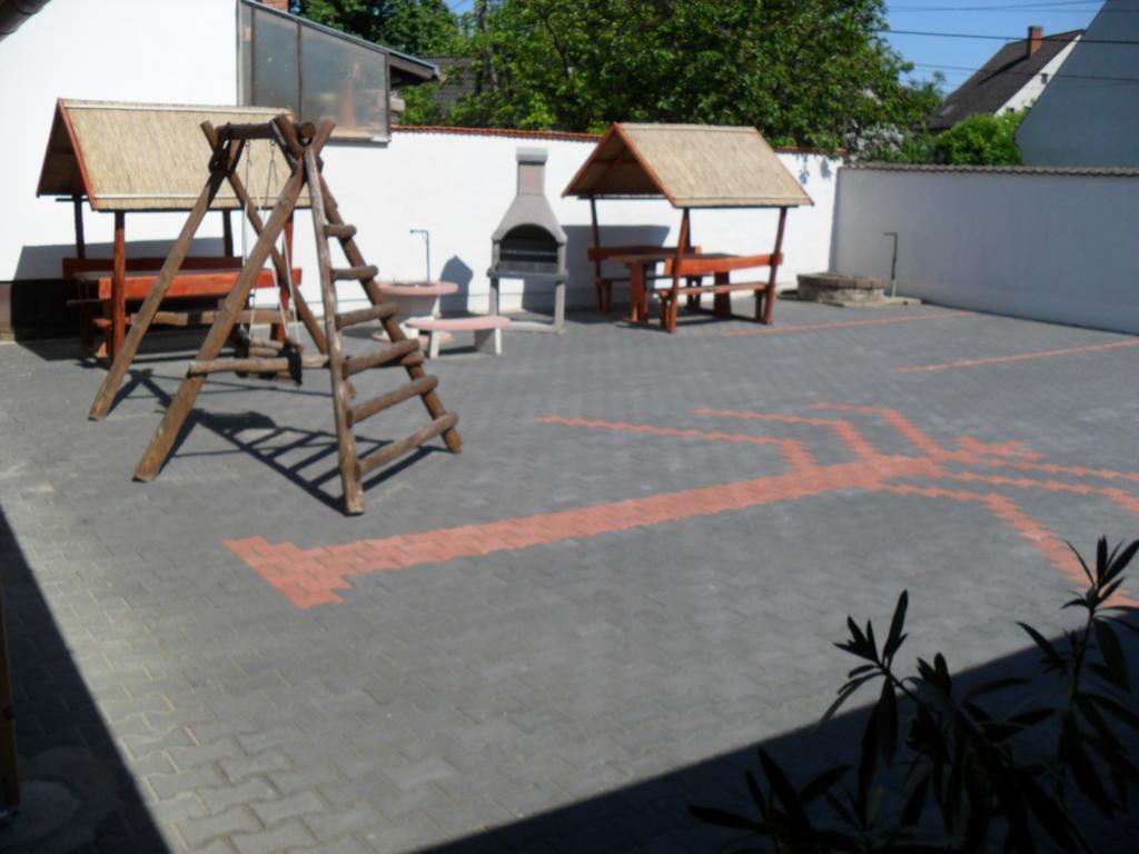 Oazis Apartman Harkány Buitenkant foto